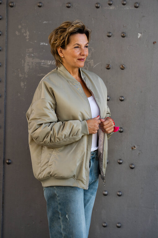 Wende Bomberjacke “CASARA” light khaki (GW31) / Jeans “YOANA” – sky grey blue (ER63)