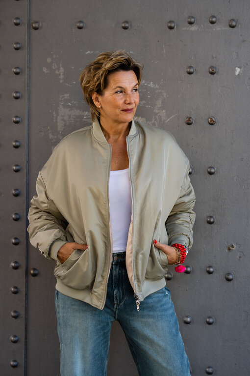 Wende Bomberjacke “CASARA” light khaki (GW31) / Jeans “YOANA” – sky grey blue (ER63)
