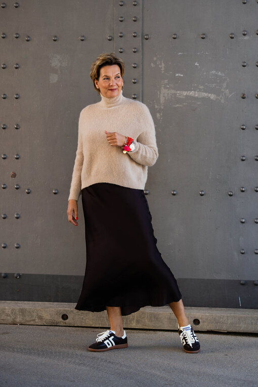 Feiner Maxirock “DOLORES” schokobraun (R02) / Kuscheliger Strickpullover “FRANCIS” sand (GW208)