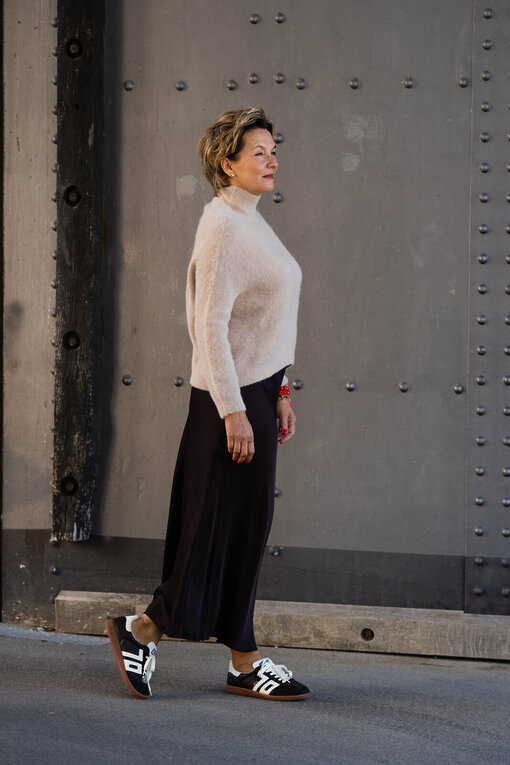 Feiner Maxirock “DOLORES” schokobraun (R02) / Kuscheliger Strickpullover “FRANCIS” sand (GW208)
