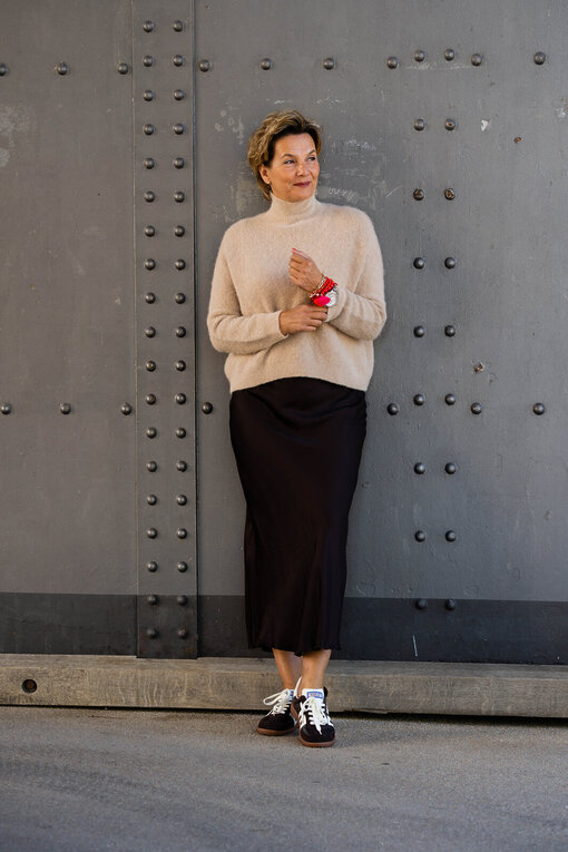 Feiner Maxirock “DOLORES” schokobraun (R02) / Kuscheliger Strickpullover “FRANCIS” sand (GW208)
