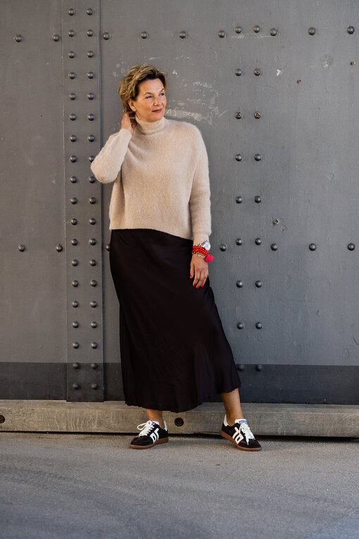 Feiner Maxirock “DOLORES” schokobraun (R02) / Kuscheliger Strickpullover “FRANCIS” sand (GW208)