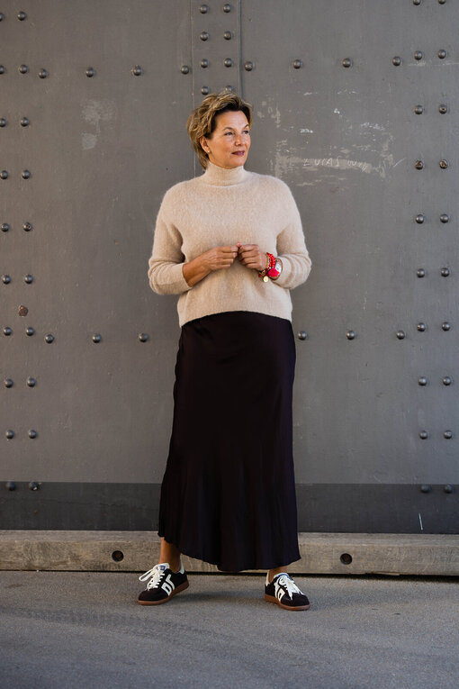 Feiner Maxirock “DOLORES” schokobraun (R02) / Kuscheliger Strickpullover “FRANCIS” sand (GW208)