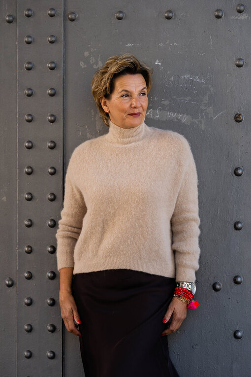 Feiner Maxirock “DOLORES” schokobraun (R02) / Kuscheliger Strickpullover “FRANCIS” sand (GW208)