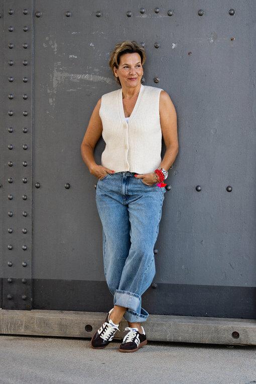 Lässige Strickweste “ANETTE” cream (PI07)  / Weite Jeans “ALIKA” (H41) /Retro Sneaker “CLOUD” – coffee/milk “COLUD” (BB01)