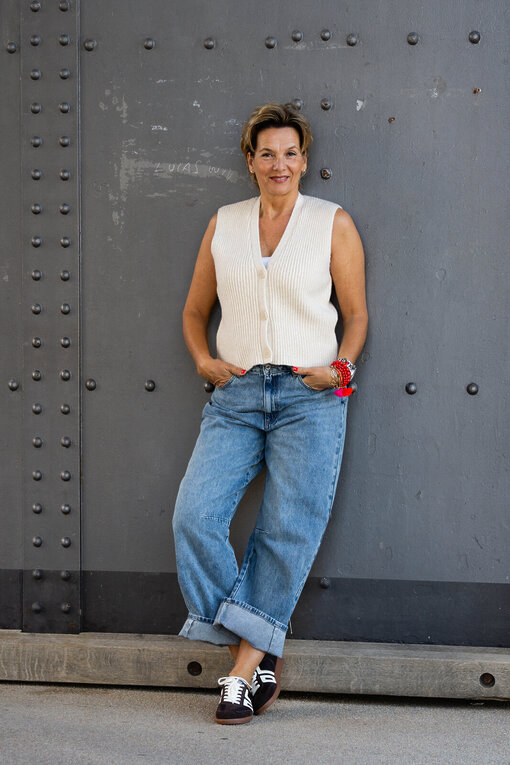Lässige Strickweste “ANETTE” cream (PI07)  / Weite Jeans “ALIKA” (H41) /Retro Sneaker “CLOUD” – coffee/milk “COLUD” (BB01)