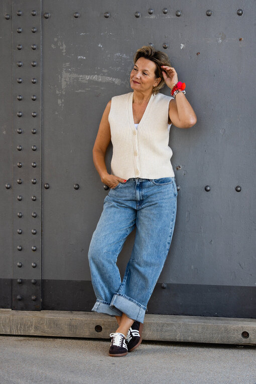 Lässige Strickweste “ANETTE” cream (PI07)  / Weite Jeans “ALIKA” (H41) /Retro Sneaker “CLOUD” – coffee/milk “COLUD” (BB01)