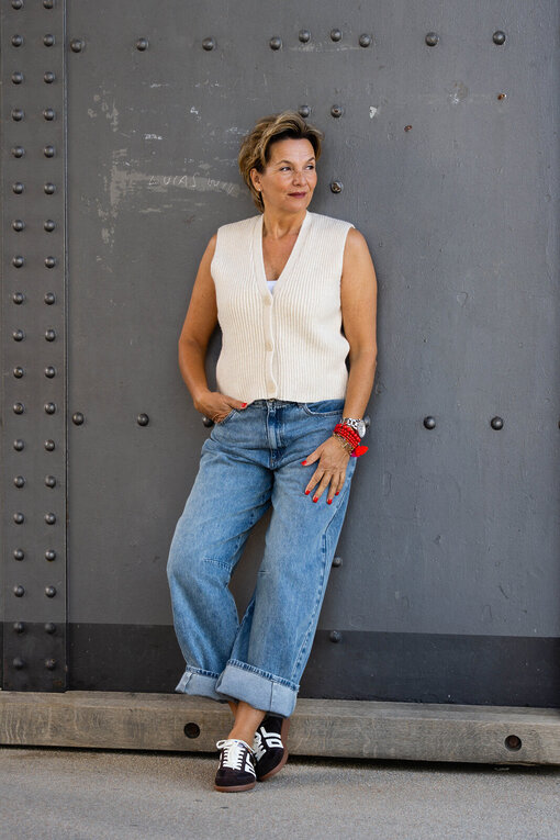 Lässige Strickweste “ANETTE” cream (PI07)  / Weite Jeans “ALIKA” (H41) /Retro Sneaker “CLOUD” – coffee/milk “COLUD” (BB01)