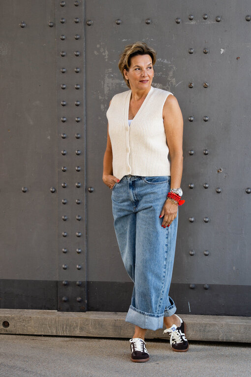 Lässige Strickweste “ANETTE” cream (PI07)  / Weite Jeans “ALIKA” (H41) /Retro Sneaker “CLOUD” – coffee/milk “COLUD” (BB01)