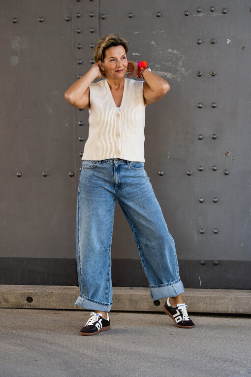 Lässige Strickweste “ANETTE” cream (PI07)  / Weite Jeans “ALIKA” (H41) /Retro Sneaker “CLOUD” – coffee/milk “COLUD” (BB01)