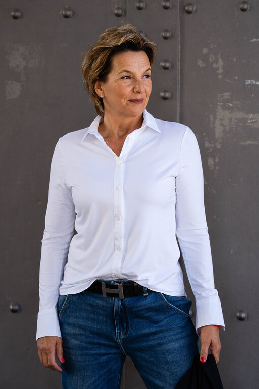 Vollelastische Hemdbluse “INGRID” weiß (HB03) / Coole Jeans “JACKY” – maya blue (ER87)