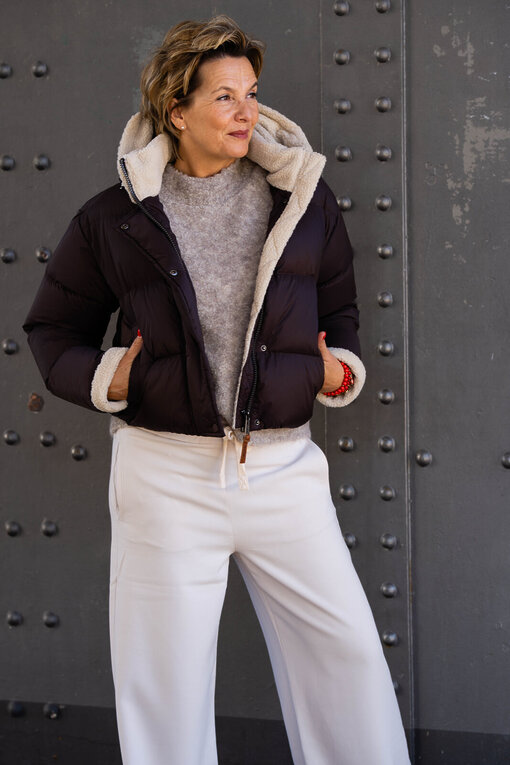 Weicher Strickpullover mit Wolle “LYNN” taupe solid (MSC08)/ Lässige Hose “SEMENTY” chalk solid (MSC06)/Luxuriöse Daunenjacke “LIDIA” dark chokolade/solid (MSC13)