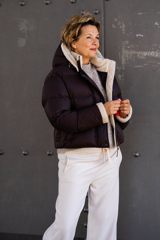 Weicher Strickpullover mit Wolle “LYNN” taupe solid (MSC08)/ Lässige Hose “SEMENTY” chalk solid (MSC06)/Luxuriöse Daunenjacke “LIDIA” dark chokolade/solid (MSC13)