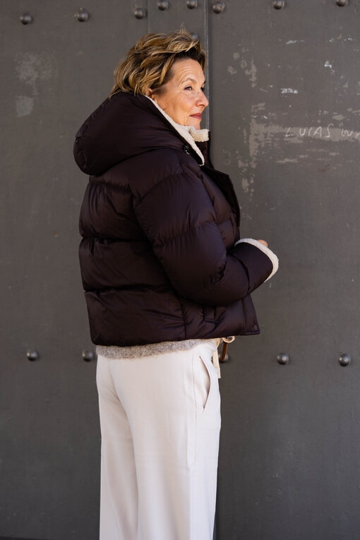 Lässige Hose “SEMENTY” chalk solid (MSC06)/Luxuriöse Daunenjacke “LIDIA” dark chokolade/solid (MSC13)