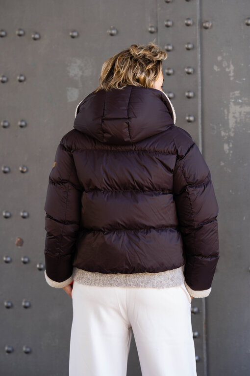 Lässige Hose “SEMENTY” chalk solid (MSC06)/Luxuriöse Daunenjacke “LIDIA” dark chokolade/solid (MSC13)