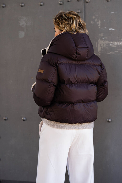 Lässige Hose “SEMENTY” chalk solid (MSC06)/Luxuriöse Daunenjacke “LIDIA” dark chokolade/solid (MSC13)