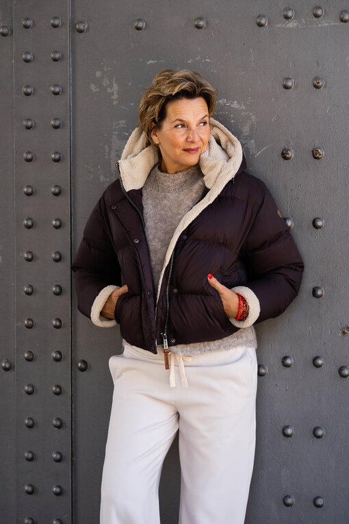 Weicher Strickpullover mit Wolle “LYNN” taupe solid (MSC08)/ Lässige Hose “SEMENTY” chalk solid (MSC06)/Luxuriöse Daunenjacke “LIDIA” dark chokolade/solid (MSC13)