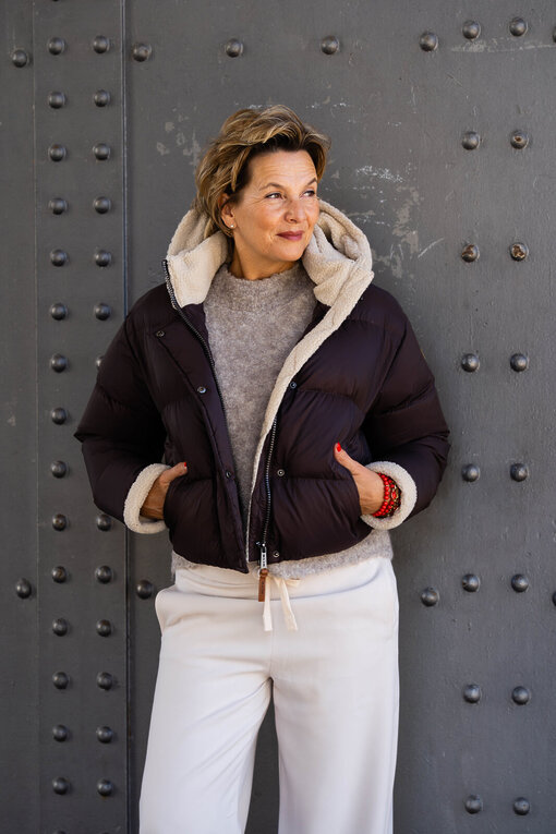 Weicher Strickpullover mit Wolle “LYNN” taupe solid (MSC08)/ Lässige Hose “SEMENTY” chalk solid (MSC06)/Luxuriöse Daunenjacke “LIDIA” dark chokolade/solid (MSC13)