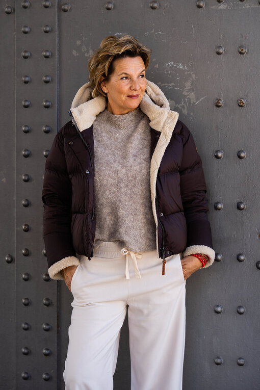 Weicher Strickpullover mit Wolle “LYNN” taupe solid (MSC08)/ Lässige Hose “SEMENTY” chalk solid (MSC06)/Luxuriöse Daunenjacke “LIDIA” dark chokolade/solid (MSC13)