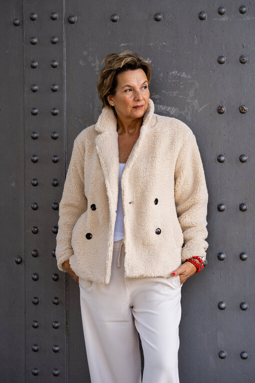 Kurzjacke in Teddy Optik “NICOLE” beige (GW44)/ Lässige Hose “SEMENTY” chalk solid (MSC06)
