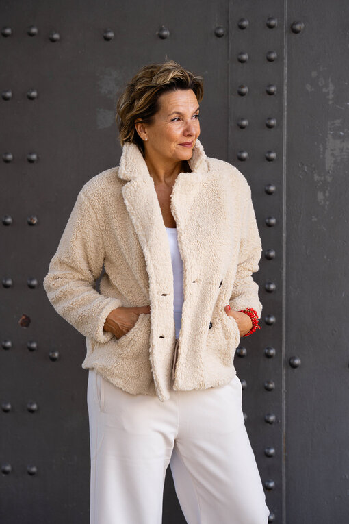 Kurzjacke in Teddy Optik “NICOLE” beige (GW44)/ Lässige Hose “SEMENTY” chalk solid (MSC06)