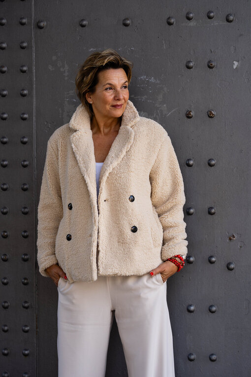 Kurzjacke in Teddy Optik “NICOLE” beige (GW44)/ Lässige Hose “SEMENTY” chalk solid (MSC06)