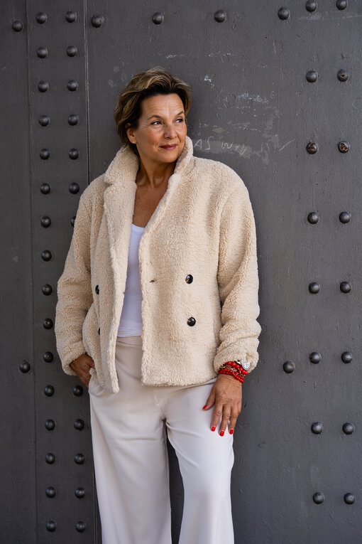 Kurzjacke in Teddy Optik “NICOLE” beige (GW44)/ Lässige Hose “SEMENTY” chalk solid (MSC06)