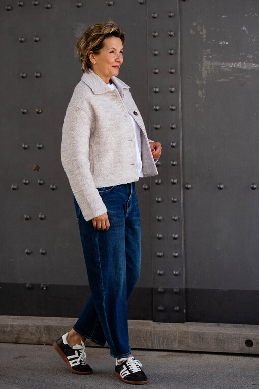 Stylische Jacke mit Wolle “FUNNY” chalk solid (MSC05)/ Jeans “YOANA” – atlantic blue (ER48)/ Basic Langarmshirt “SAVANNAH” white (PI22)/Retro Sneaker “CLOUD” – coffee/milk “COLUD” (BB01)