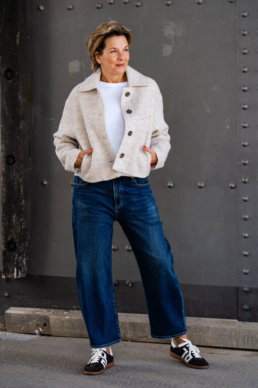 Stylische Jacke mit Wolle “FUNNY” chalk solid (MSC05)/ Jeans “YOANA” – atlantic blue (ER48)/ Basic Langarmshirt “SAVANNAH” white (PI22)/Retro Sneaker “CLOUD” – coffee/milk “COLUD” (BB01)