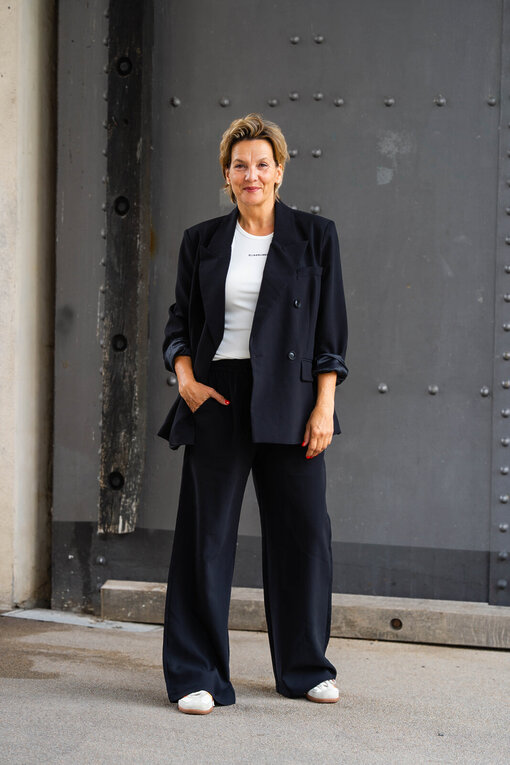 Stylischer Blazer “VIKTORIA” (B01) / Weite Hose “ADELINA” (H08)