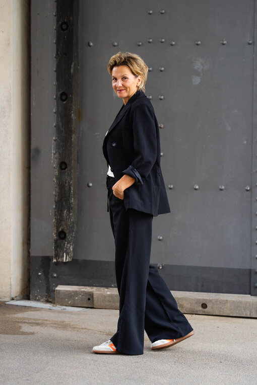 Stylischer Blazer “VIKTORIA” (B01) / Weite Hose “ADELINA” (H08)