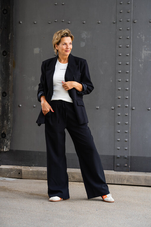 Stylischer Blazer “VIKTORIA” (B01) / Weite Hose “ADELINA” (H08)