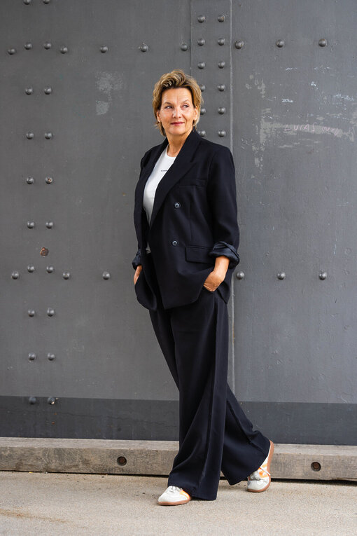 Stylischer Blazer “VIKTORIA” (B01) / Weite Hose “ADELINA” (H08)
