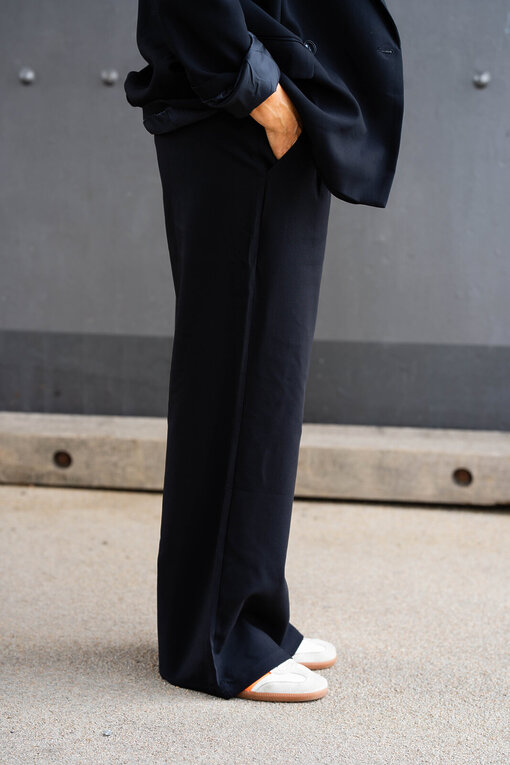 Stylischer Blazer “VIKTORIA” (B01) / Weite Hose “ADELINA” (H08)