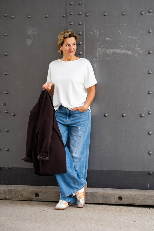 Kurzarmshirt “LYRA” (BA20)/ Jeans “KALEA” – middle blue (ER16)/ Stylischer Blazer “VIKTORIA” schokobraun (B01)