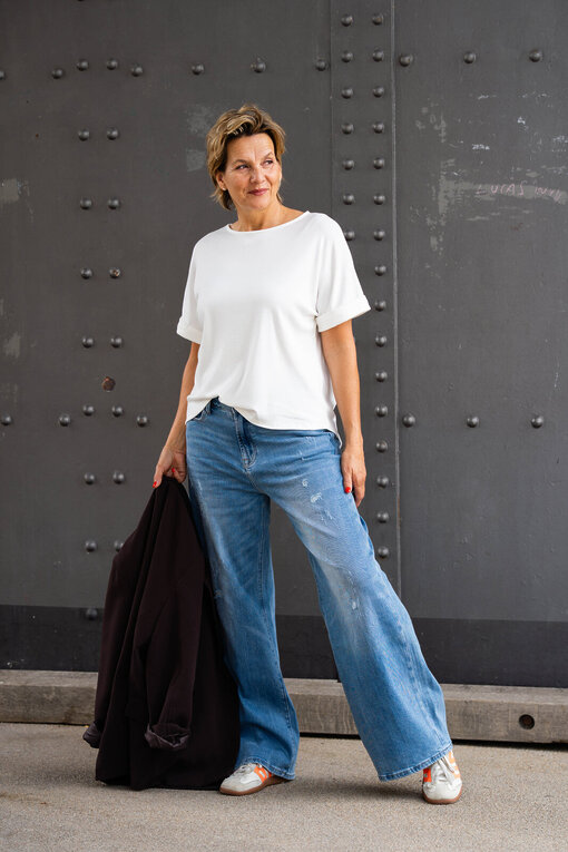 Kurzarmshirt “LYRA” (BA20)/ Jeans “KALEA” – middle blue (ER16)/ Stylischer Blazer “VIKTORIA” schokobraun (B01)