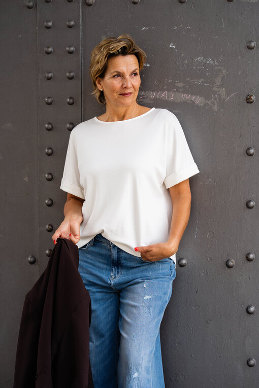 Kurzarmshirt “LYRA” wollweiß (BA20)/ Jeans “KALEA” – middle blue (ER16)/ Stylischer Blazer “VIKTORIA” schokobraun (B01)
