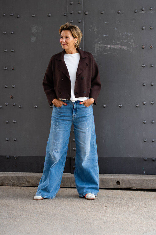 Kurzer Strickblazer “KATHRIN” schokobraun (GW17)/ Jeans “KALEA” – middle blue (ER16)