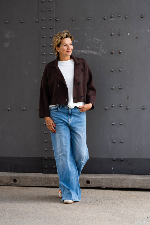 Kurzer Strickblazer “KATHRIN” schokobraun (GW17)/ Jeans “KALEA” – middle blue (ER16)