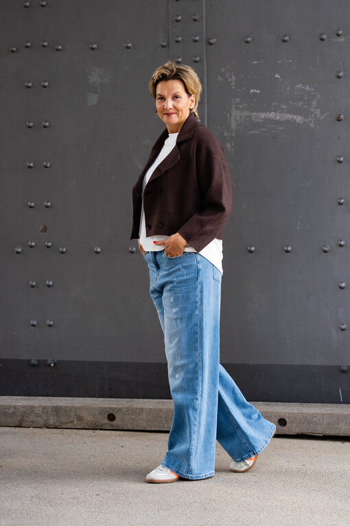 Kurzer Strickblazer “KATHRIN” schokobraun (GW17)/ Jeans “KALEA” – middle blue (ER16)