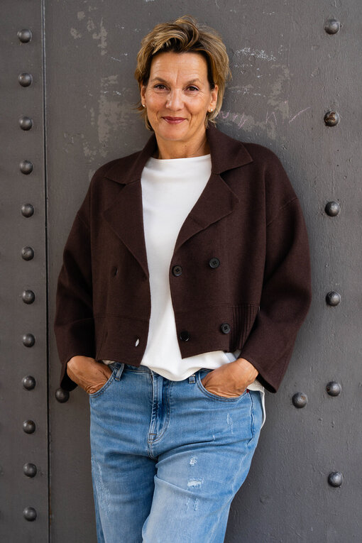 Kurzer Strickblazer “KATHRIN” schokobraun (GW17)/ Jeans “KALEA” – middle blue (ER16)