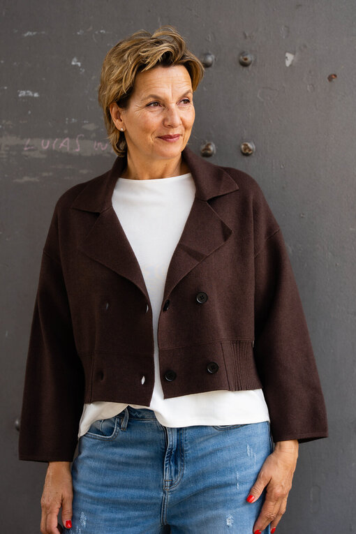 Kurzer Strickblazer “KATHRIN” schokobraun (GW17)/ Jeans “KALEA” – middle blue (ER16)