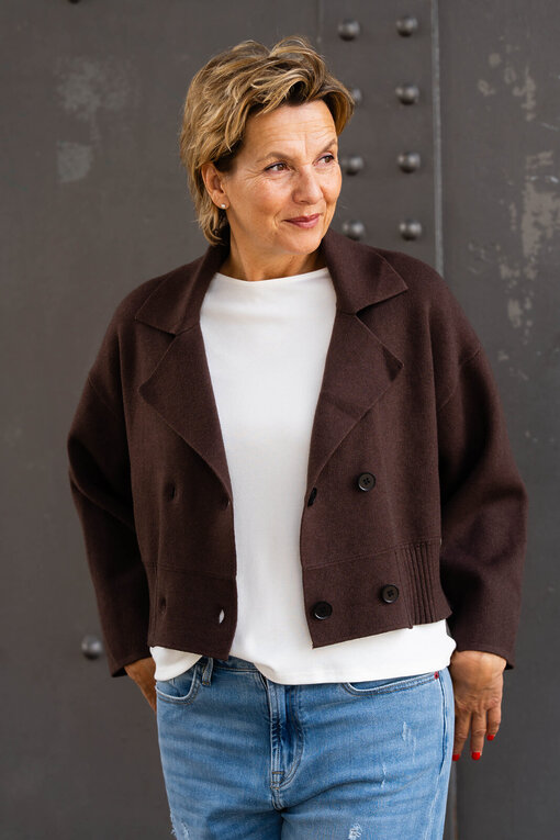 Kurzer Strickblazer “KATHRIN” schokobraun (GW17)/ Jeans “KALEA” – middle blue (ER16)