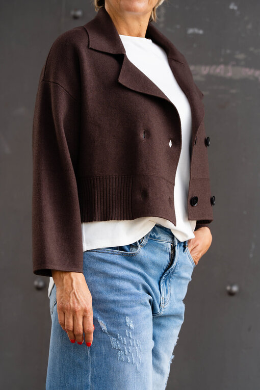 Kurzer Strickblazer “KATHRIN” schokobraun (GW17)/ Jeans “KALEA” – middle blue (ER16)