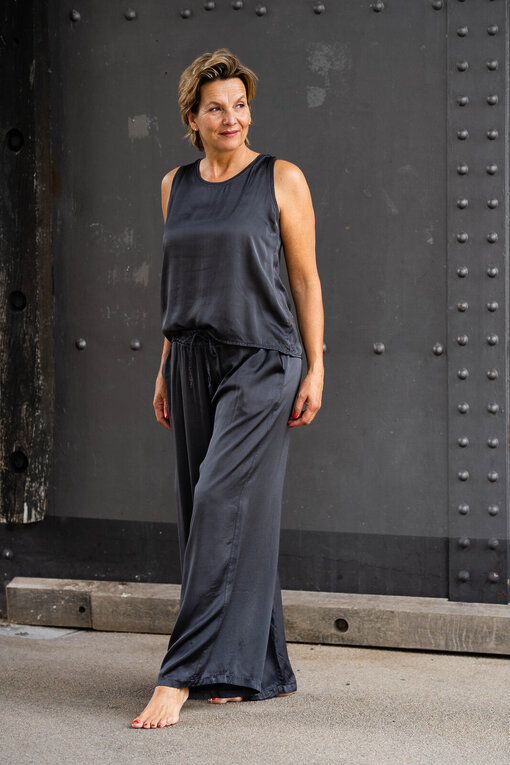 Top mit Seide “FILIZ” anthrazit (BA36)/ Hose mit Seide “AMAYA” anthrazit (H07)