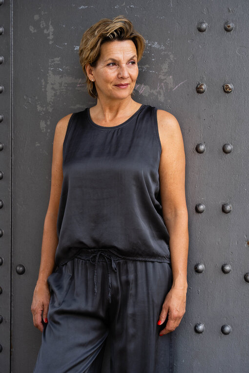 Top mit Seide “FILIZ” anthrazit (BA36)/ Hose mit Seide “AMAYA” anthrazit (H07)