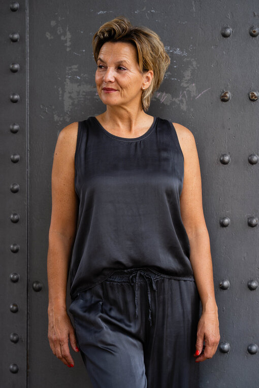 Top mit Seide “FILIZ” anthrazit (BA36)/ Hose mit Seide “AMAYA” anthrazit (H07)