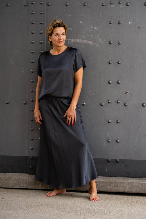 Edles Shirt mit Seide “BESSI” anthrazit (BA35) / Edler Rock mit Seide “ASYA” anthrazit (R01)