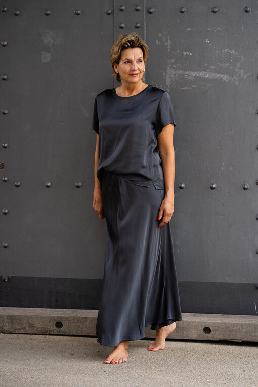 Edles Shirt mit Seide “BESSI” anthrazit (BA35) / Edler Rock mit Seide “ASYA” anthrazit (R01)