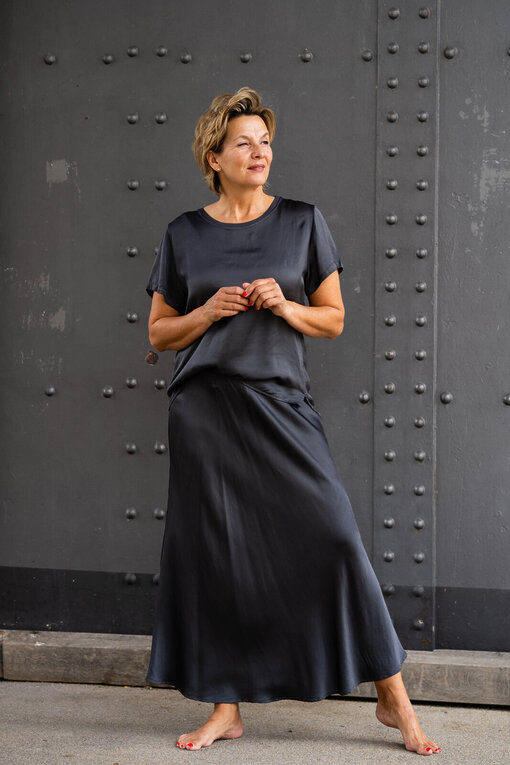 Edles Shirt mit Seide “BESSI” anthrazit (BA35) / Edler Rock mit Seide “ASYA” anthrazit (R01)